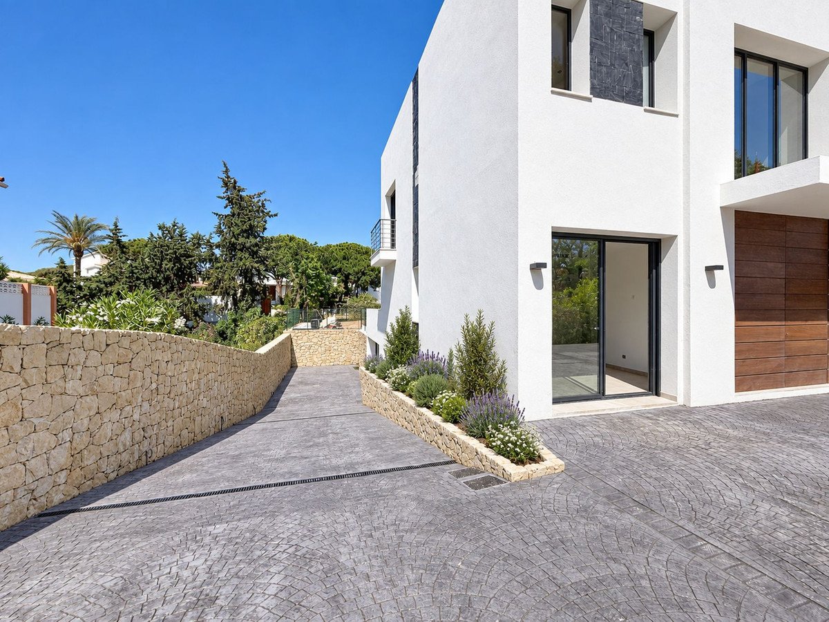 4 Bed Detached Villa in Elviria