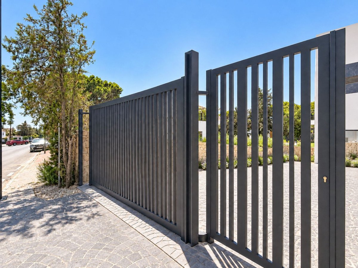 4 Bed Detached Villa in Elviria