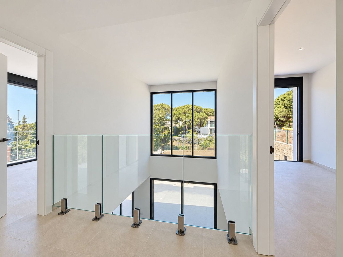 4 Bed Detached Villa in Elviria