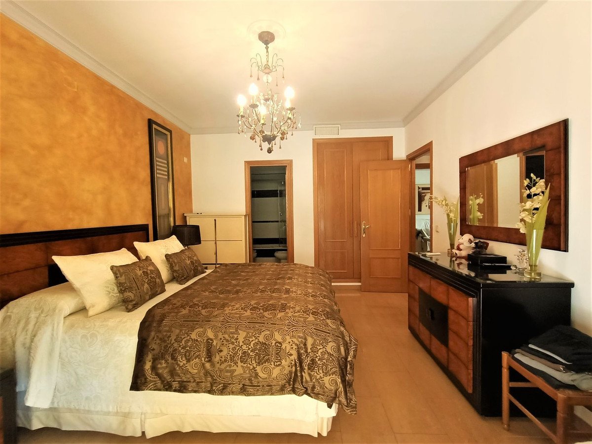 3 Bed Middle Floor Apartment in San Pedro de Alcántara