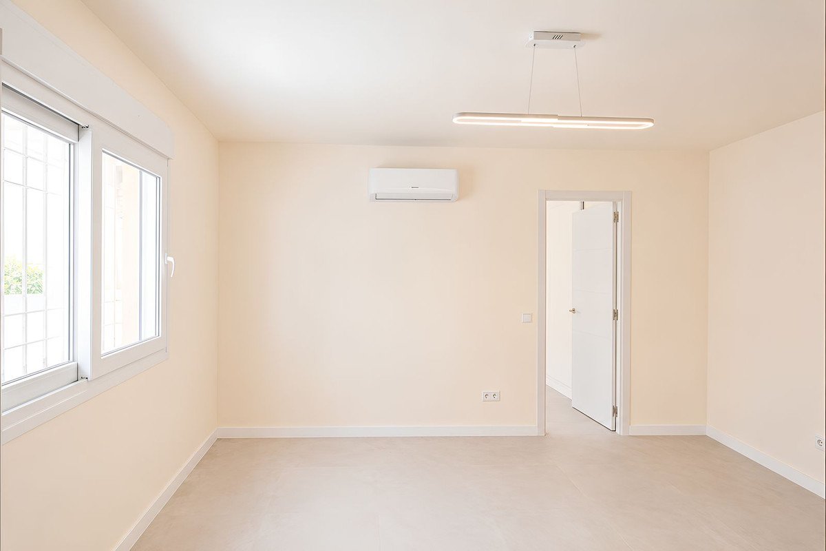 4 Bed Middle Floor Apartment in Los Boliches