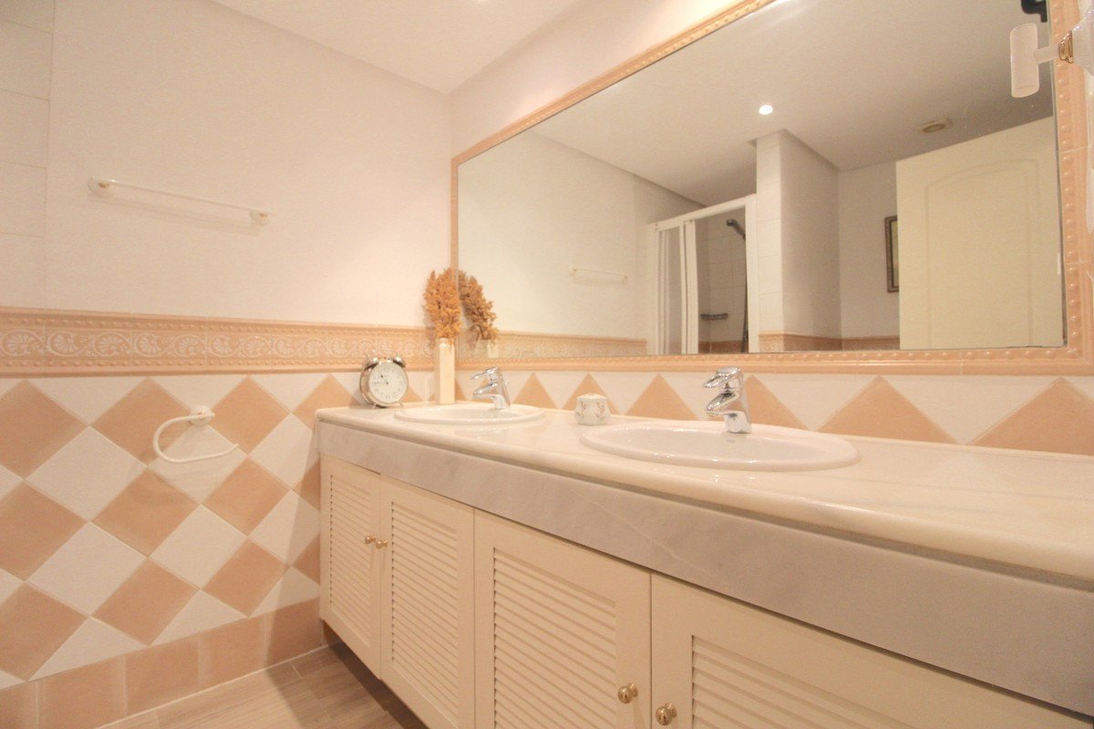 2 Bed Ground Floor Apartment in Bahía de Marbella