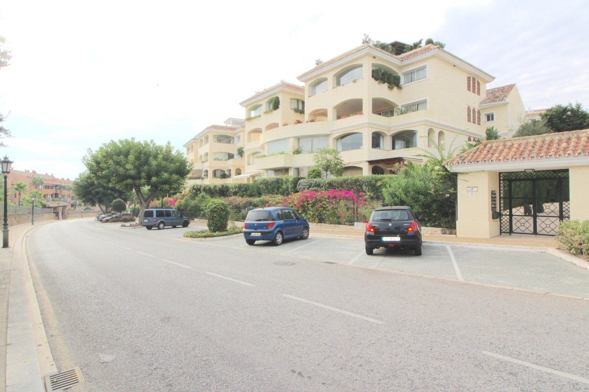 2 Bed Ground Floor Apartment in Bahía de Marbella