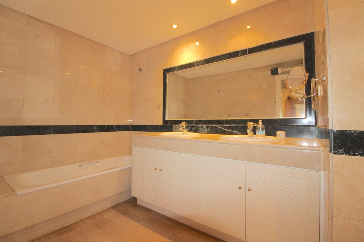 2 Bed Ground Floor Apartment in Bahía de Marbella
