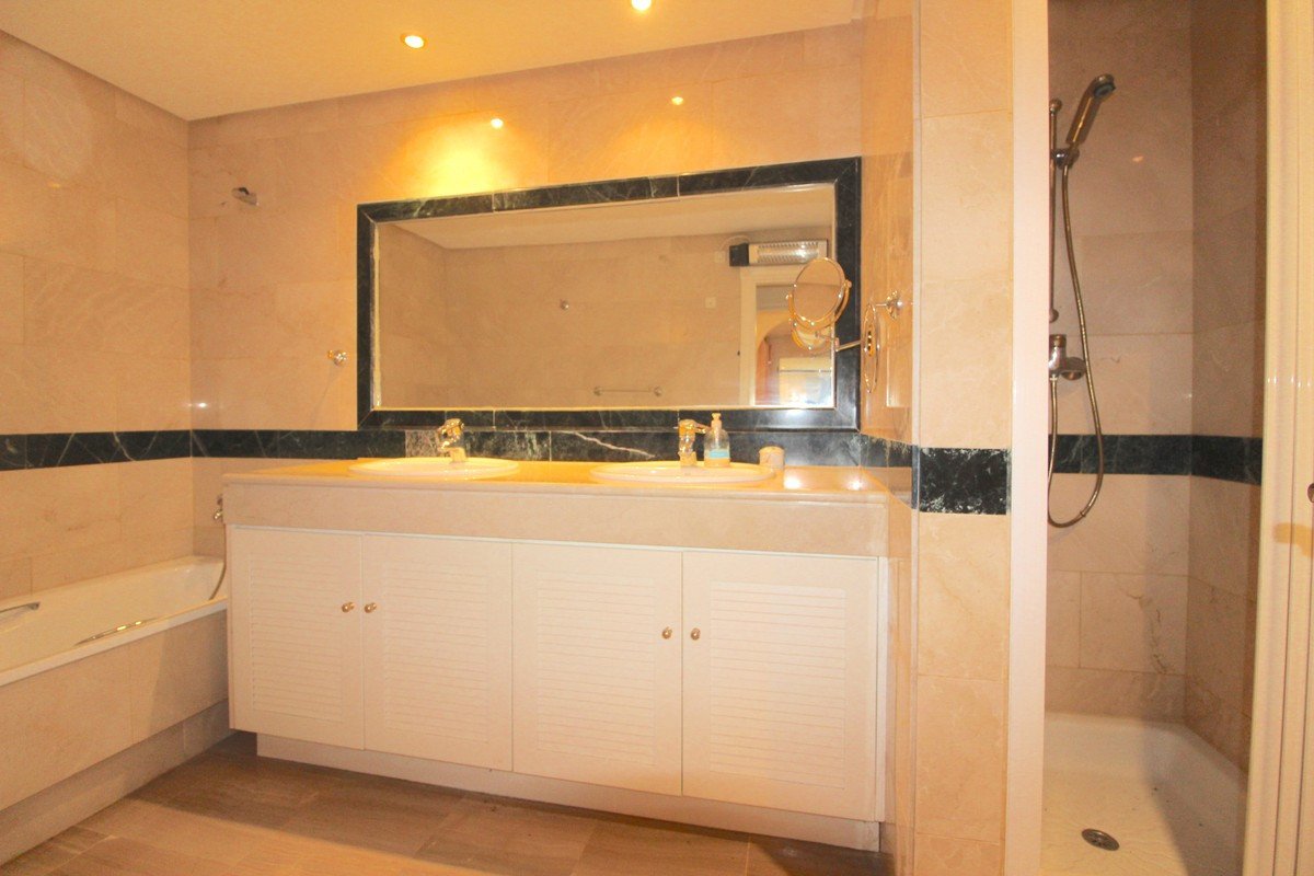 2 Bed Ground Floor Apartment in Bahía de Marbella