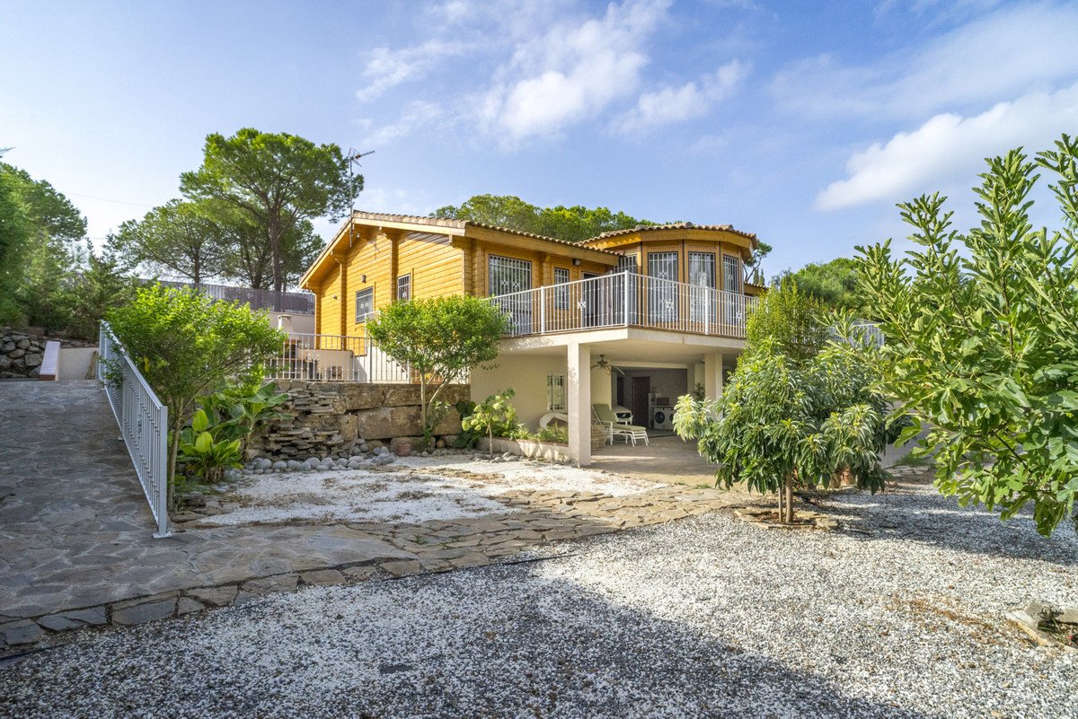 4 Bed Detached Villa in Elviria