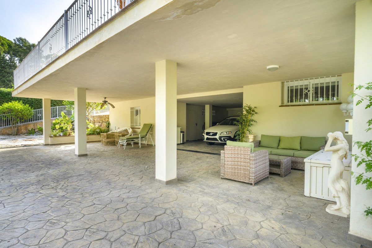 4 Bed Detached Villa in Elviria