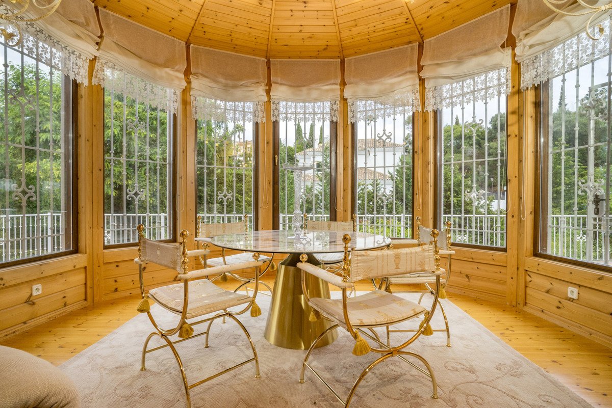4 Bed Detached Villa in Elviria