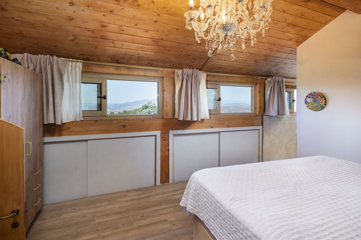 5 Bed Detached Villa in Málaga Este