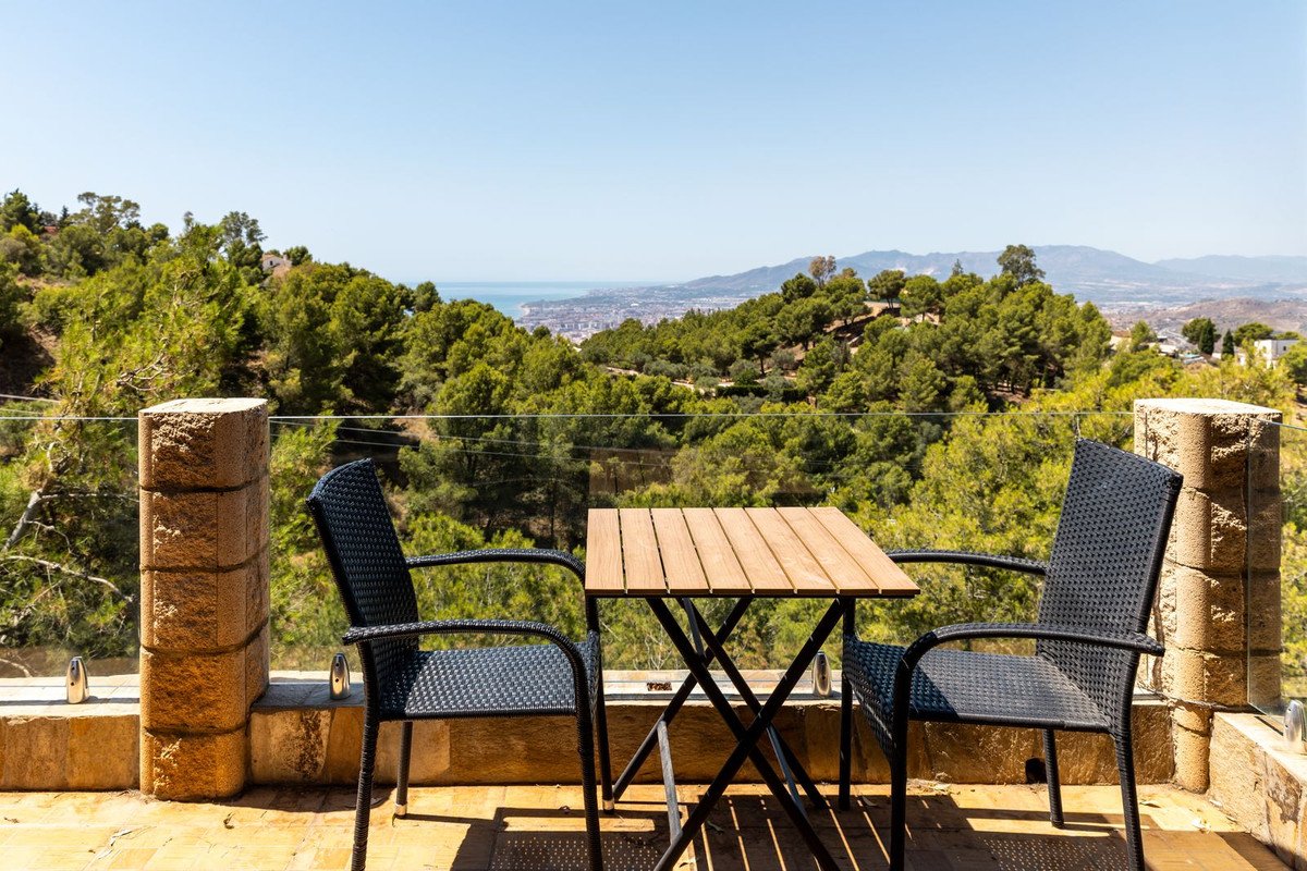 5 Bed Detached Villa in Málaga Este