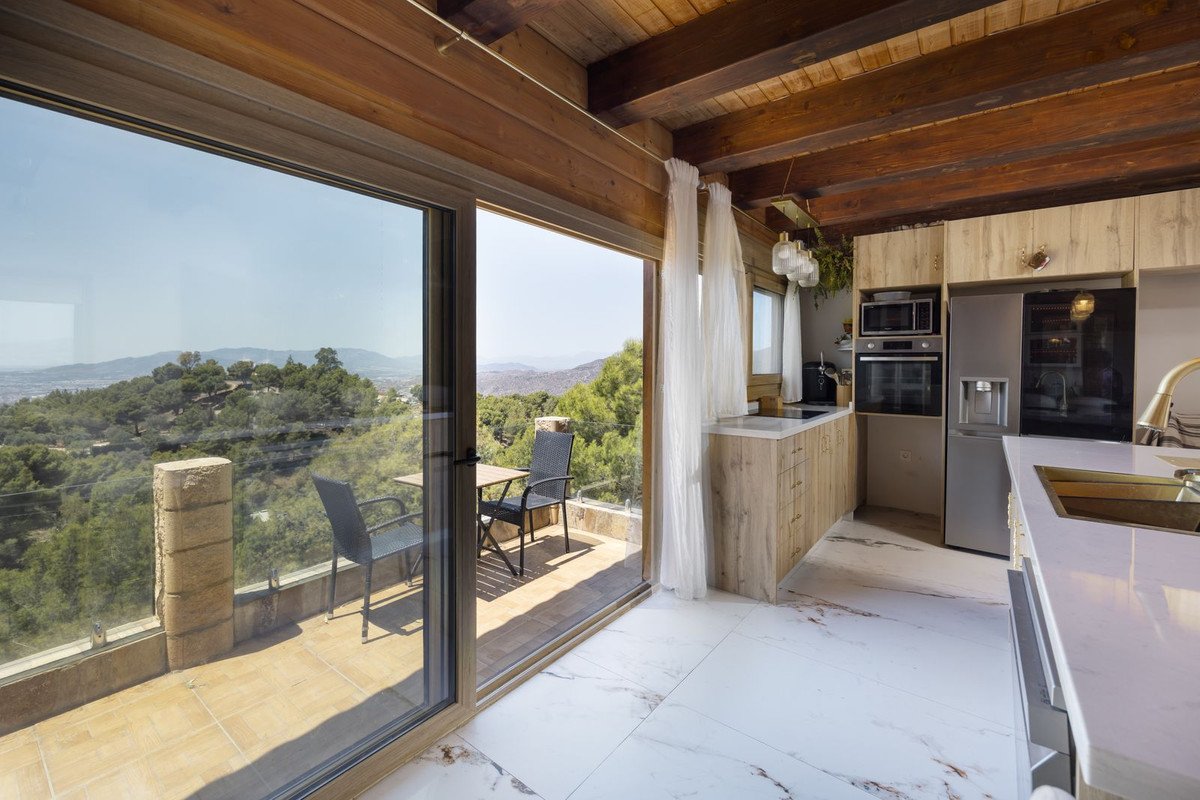 5 Bed Detached Villa in Málaga Este