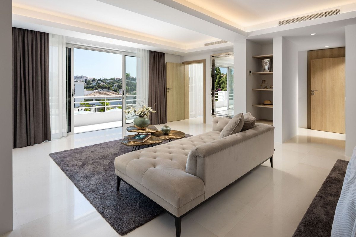 7 Bed Detached Villa in Nueva Andalucía