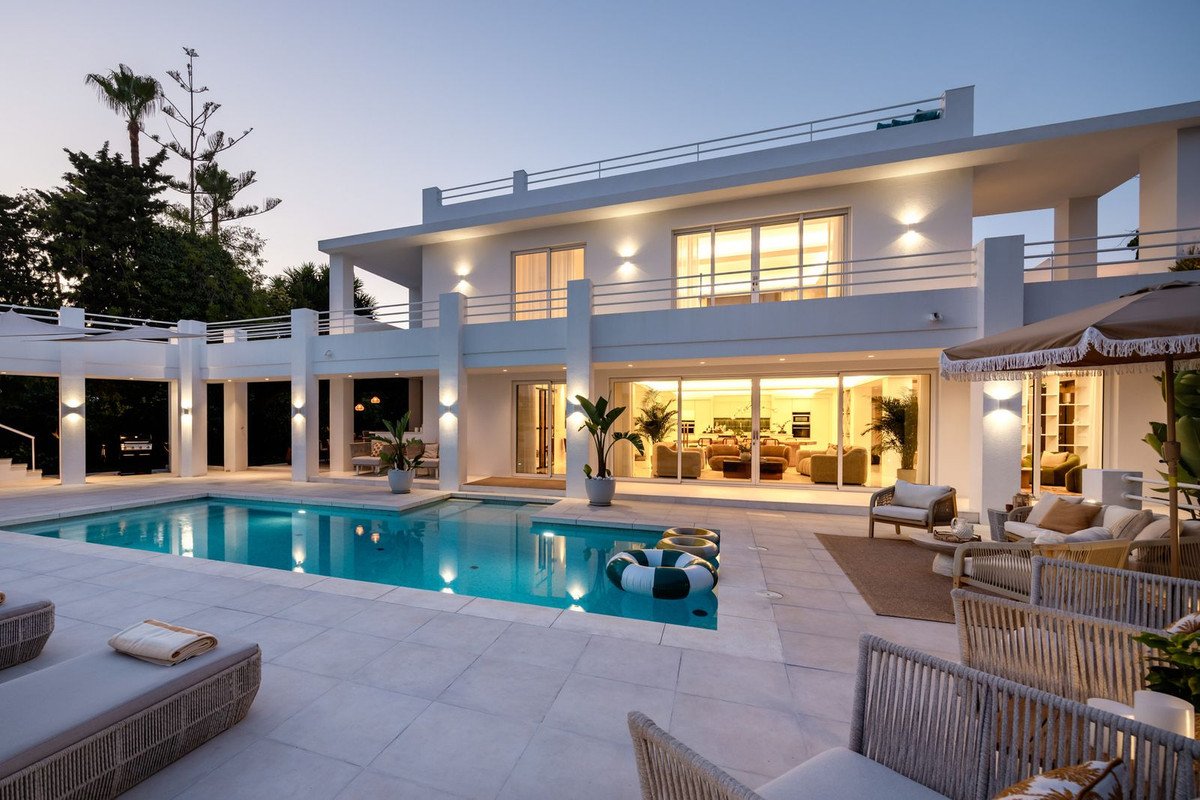 7 Bed Detached Villa in Nueva Andalucía