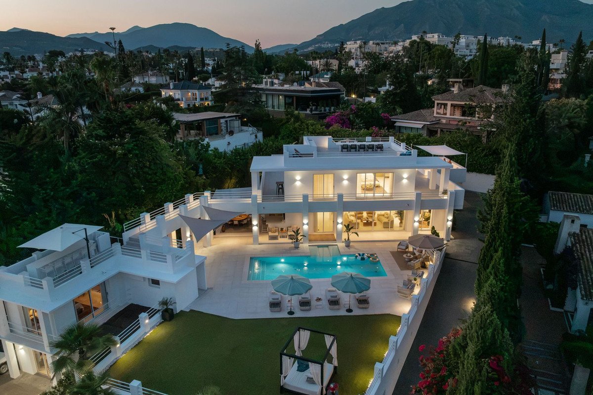 7 Bed Detached Villa in Nueva Andalucía