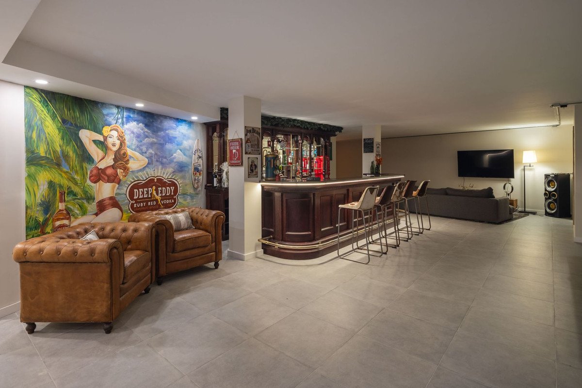 7 Bed Detached Villa in Nueva Andalucía