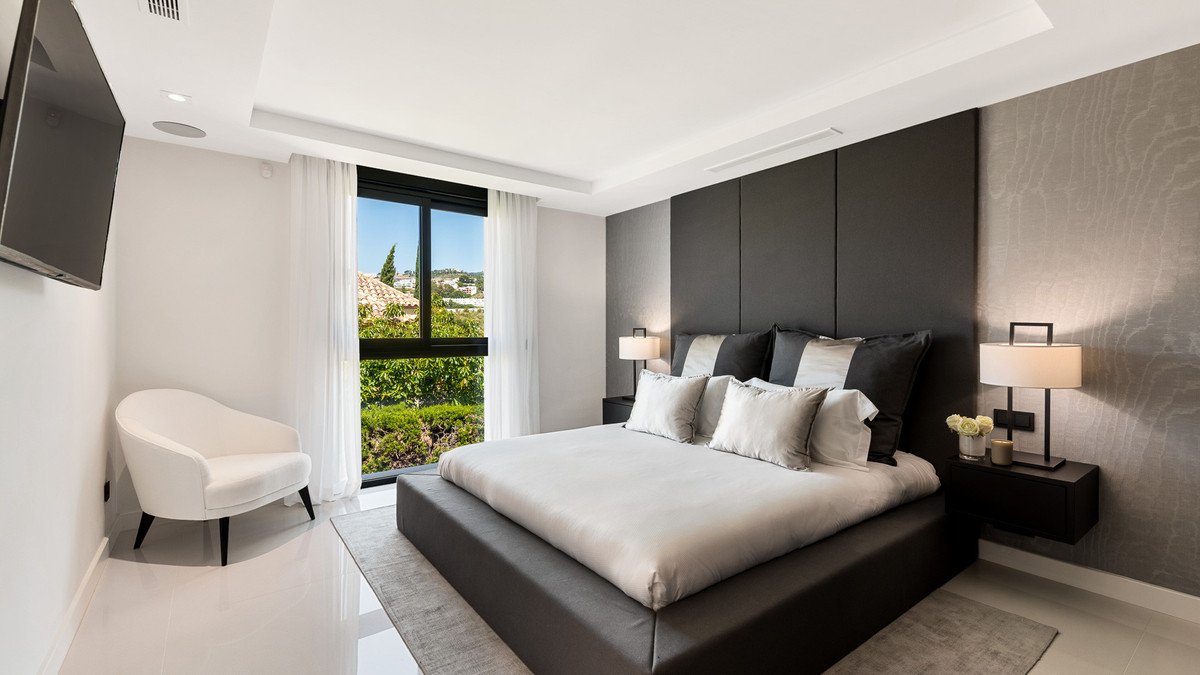 6 Bed Detached Villa in Nueva Andalucía