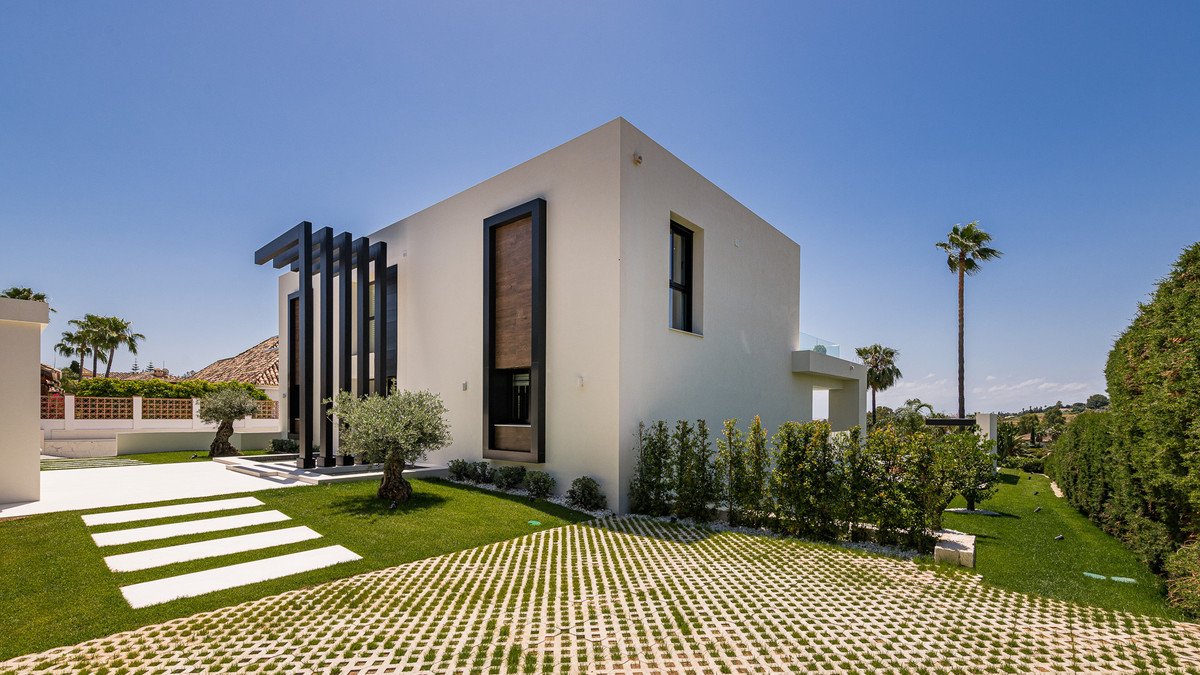 6 Bed Detached Villa in Nueva Andalucía