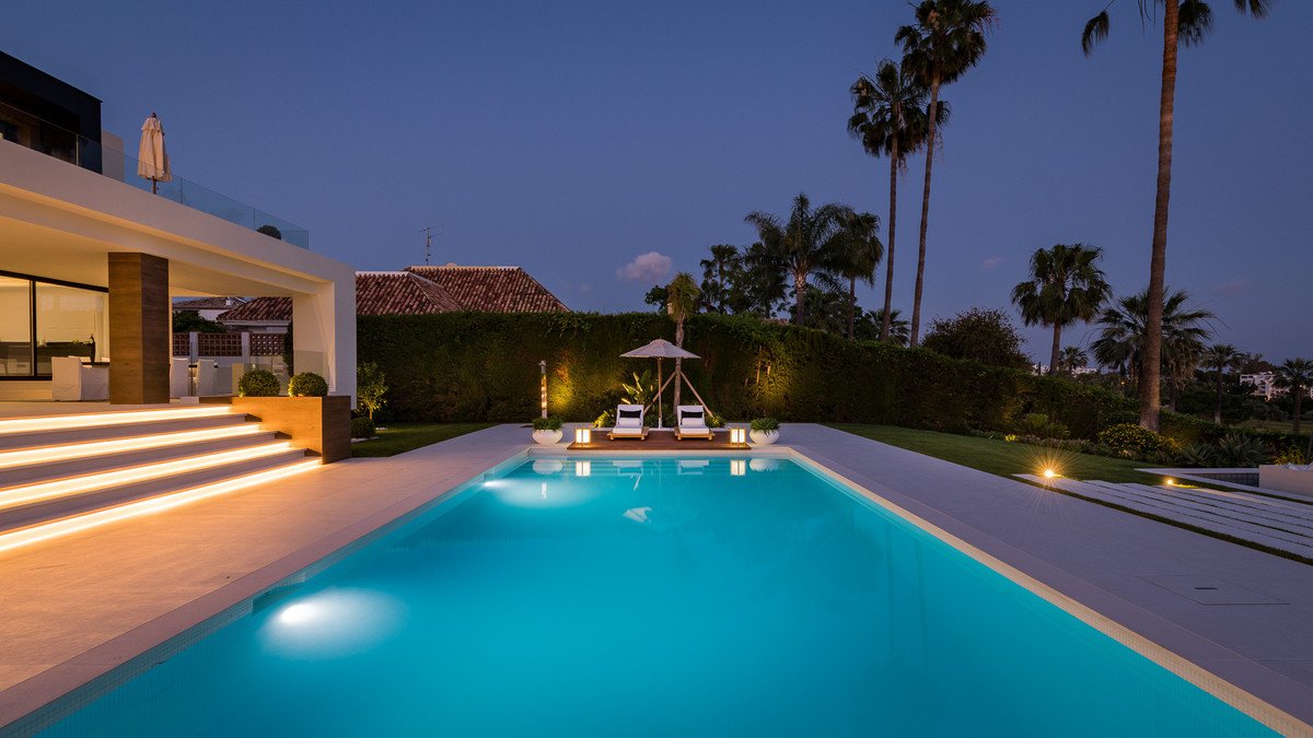 6 Bed Detached Villa in Nueva Andalucía