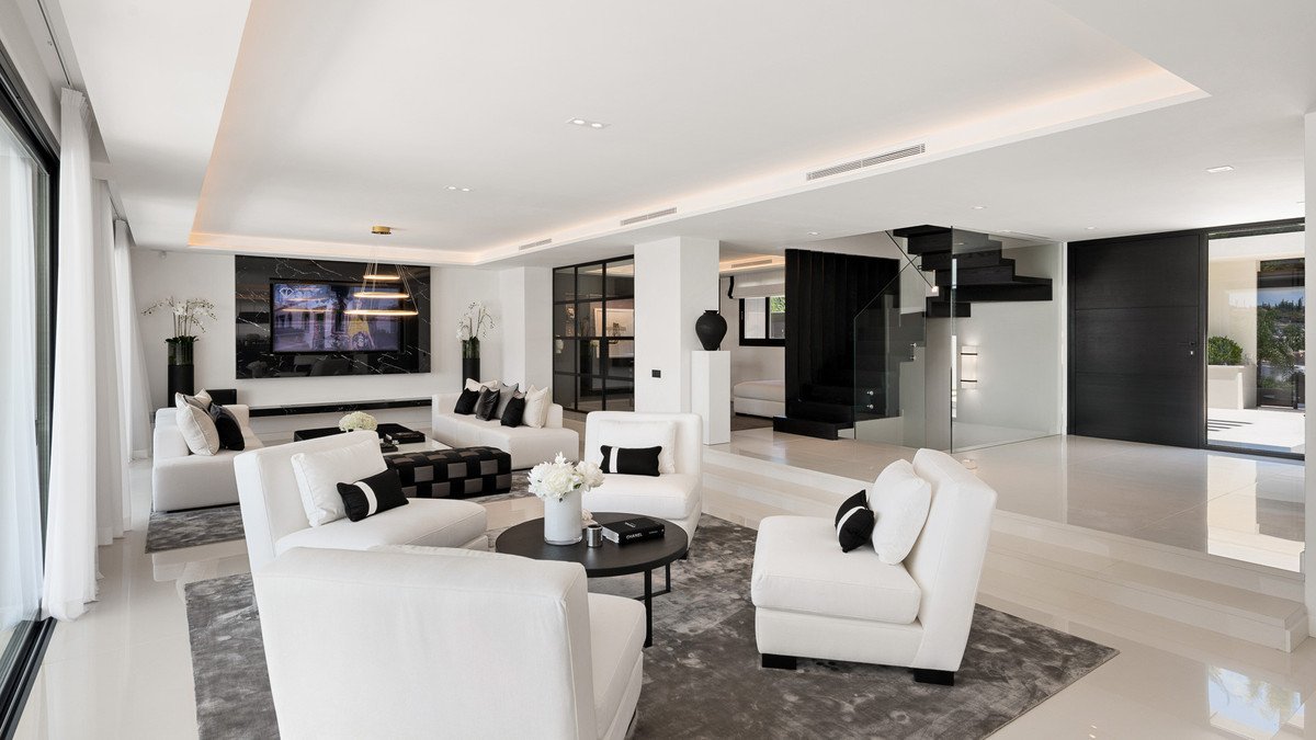 6 Bed Detached Villa in Nueva Andalucía