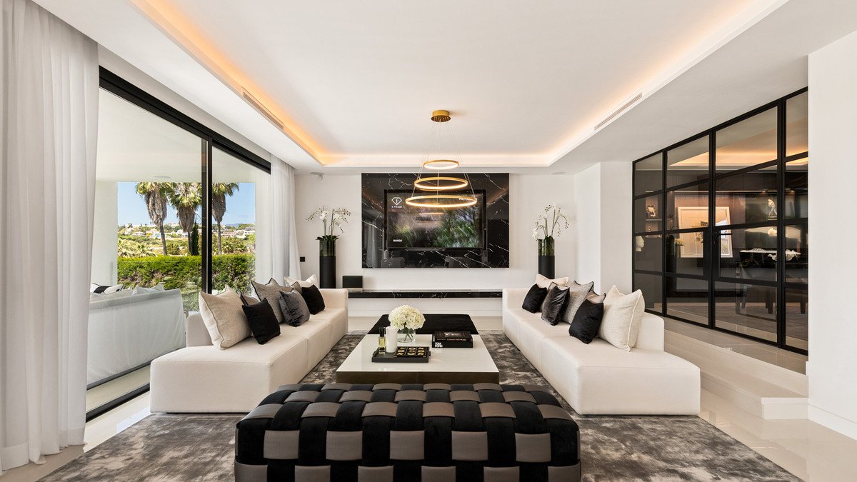 6 Bed Detached Villa in Nueva Andalucía
