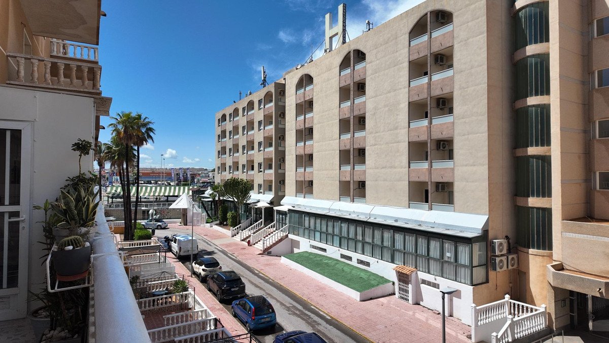 2 Bed Middle Floor Apartment in Punta Prima