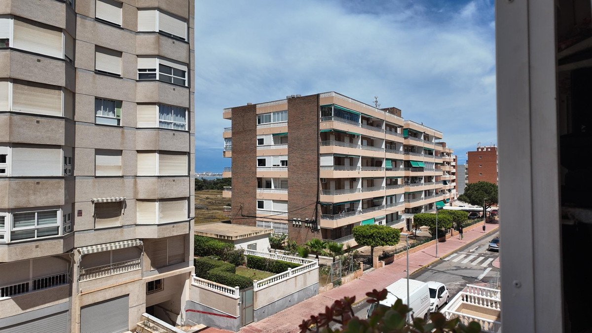 2 Bed Middle Floor Apartment in Punta Prima