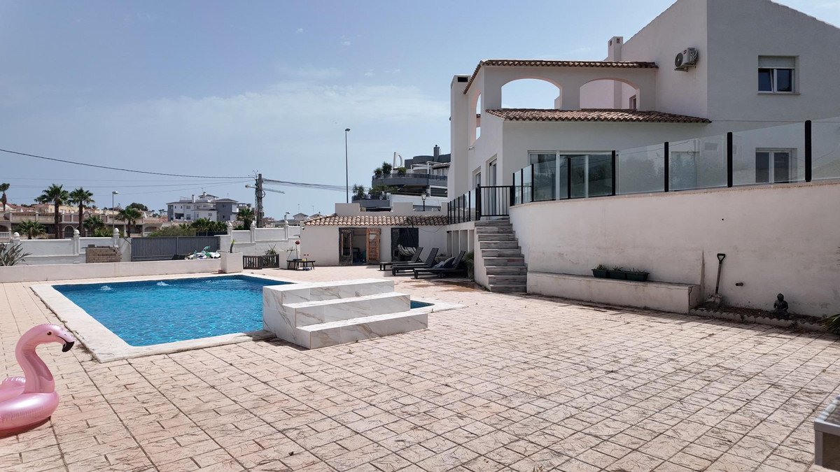 6 Bed Townhouse in Orihuela Costa