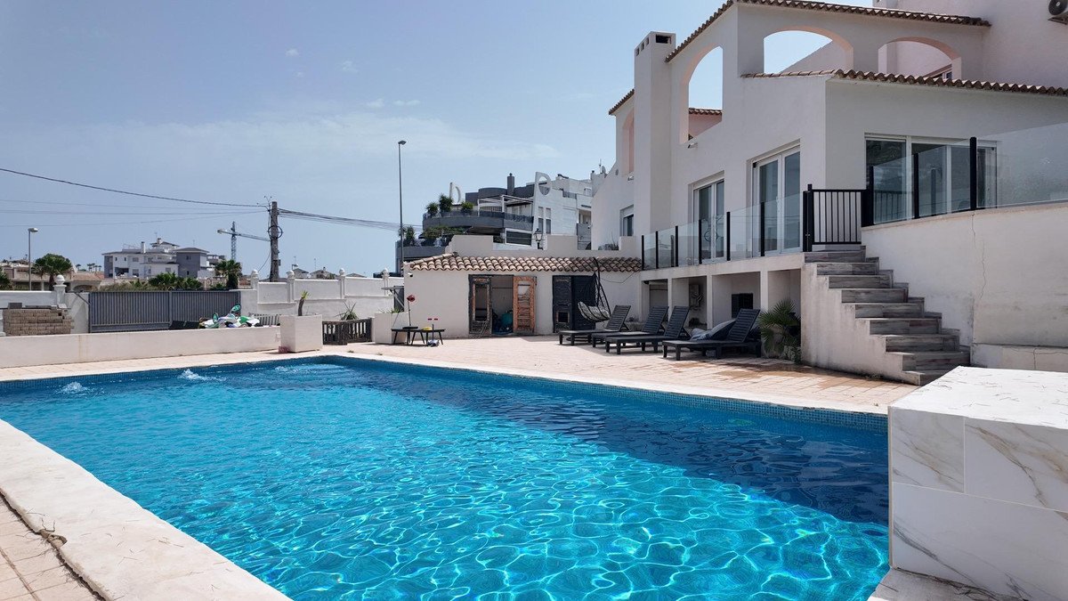 6 Bed Townhouse in Orihuela Costa