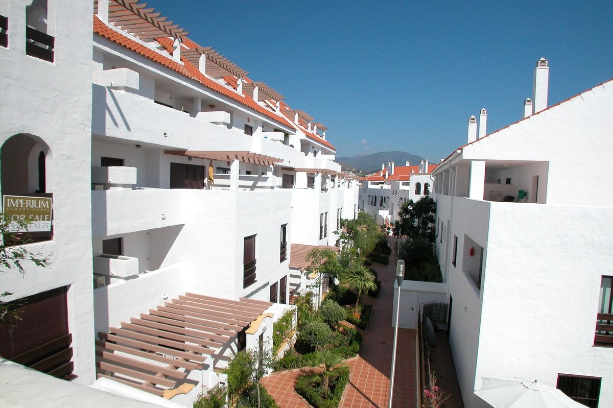 3 Bed Middle Floor Apartment in Nueva Andalucía