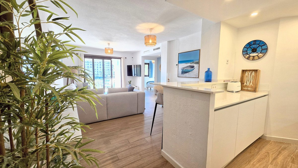 2 Bed Middle Floor Apartment in La Duquesa