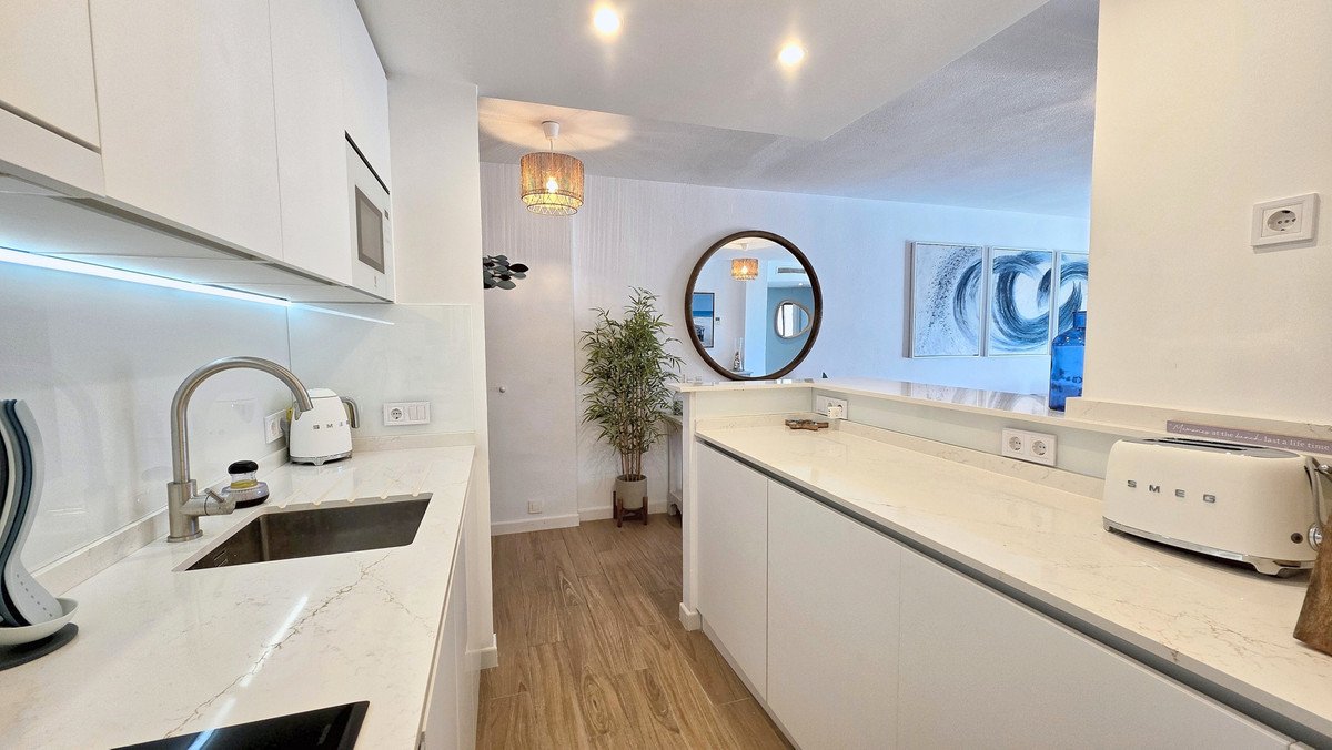 2 Bed Middle Floor Apartment in La Duquesa