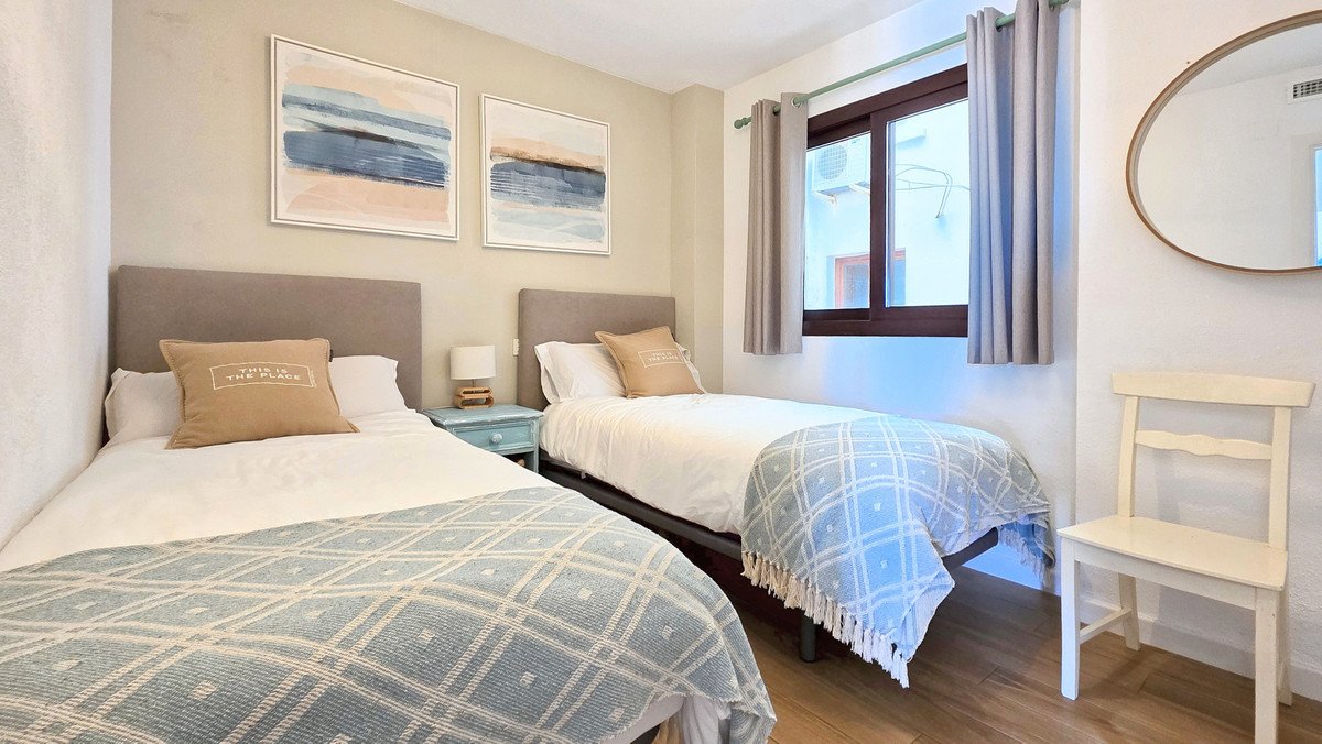 2 Bed Middle Floor Apartment in La Duquesa