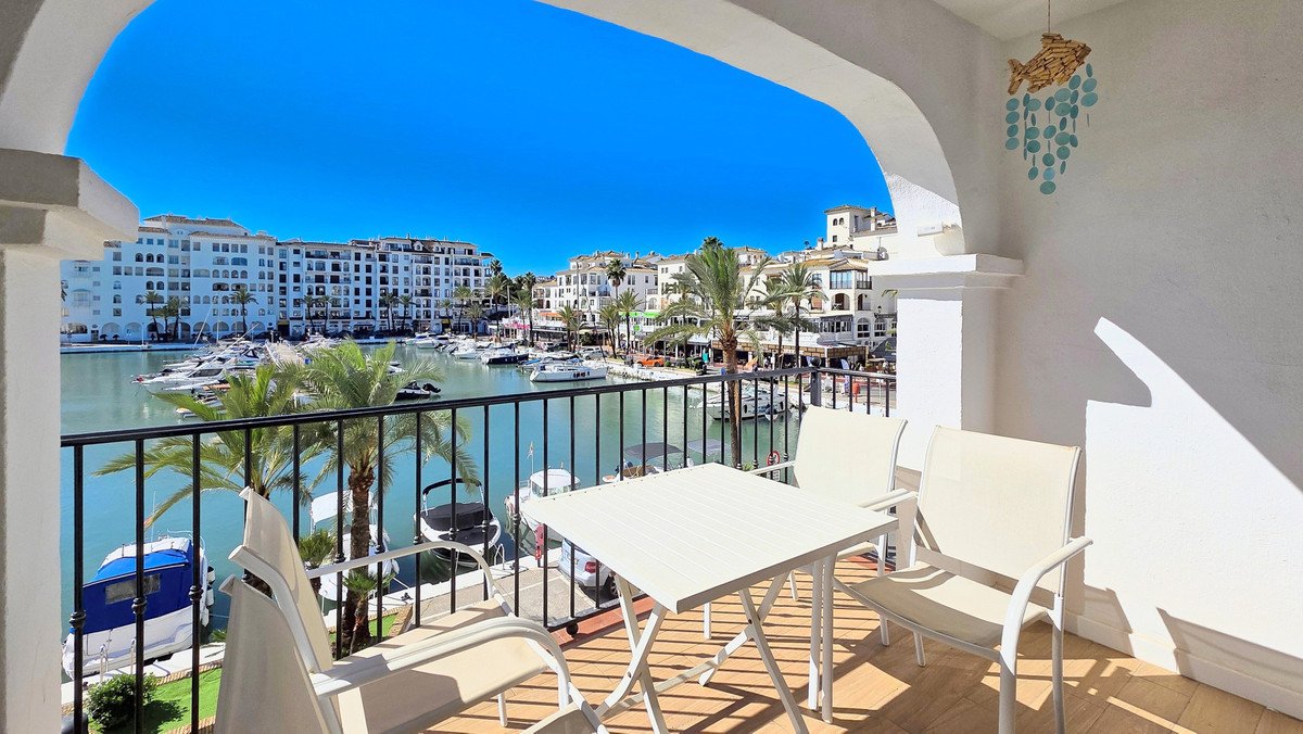 2 Bed Middle Floor Apartment in La Duquesa