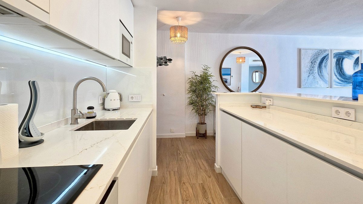 2 Bed Middle Floor Apartment in La Duquesa