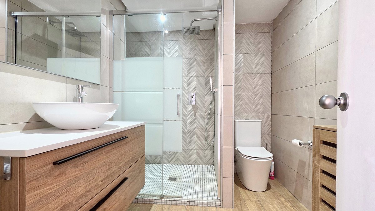 2 Bed Middle Floor Apartment in La Duquesa