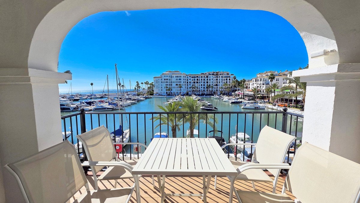 2 Bed Middle Floor Apartment in La Duquesa
