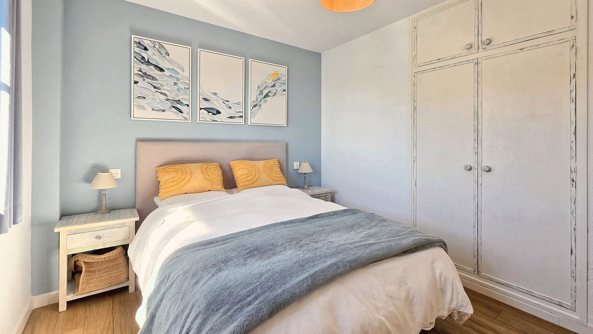 2 Bed Middle Floor Apartment in La Duquesa