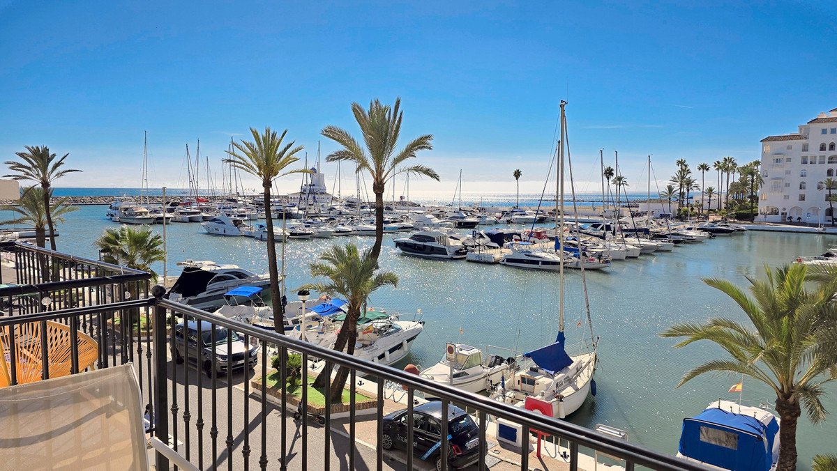 2 Bed Middle Floor Apartment in La Duquesa