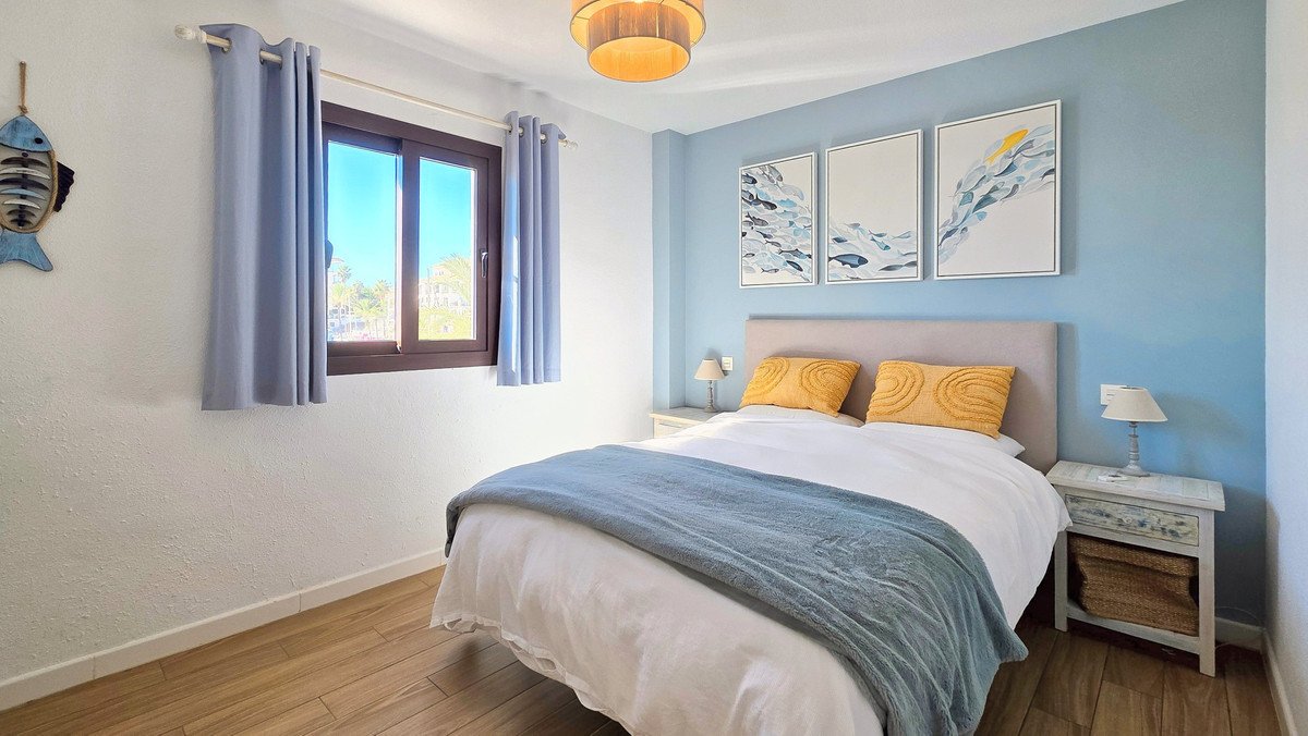 2 Bed Middle Floor Apartment in La Duquesa