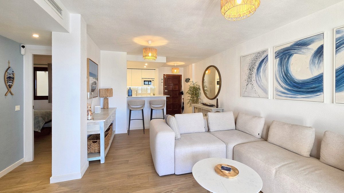 2 Bed Middle Floor Apartment in La Duquesa