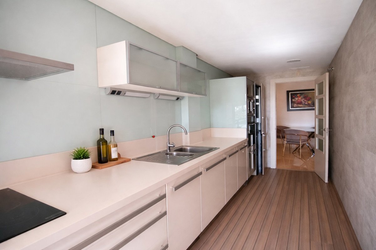 2 Bed Middle Floor Apartment in Nueva Andalucía