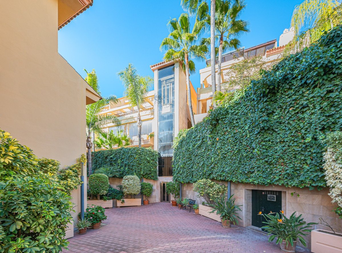2 Bed Middle Floor Apartment in Nueva Andalucía