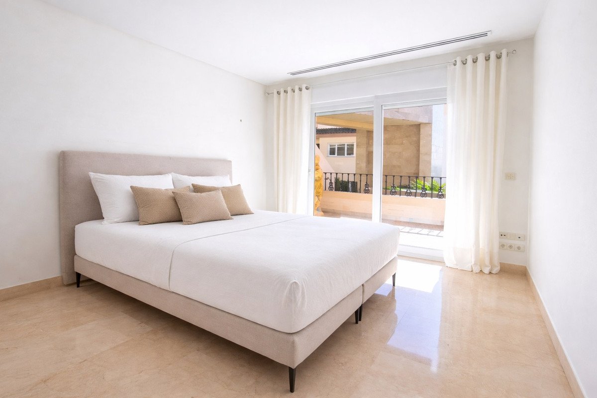 2 Bed Middle Floor Apartment in Nueva Andalucía