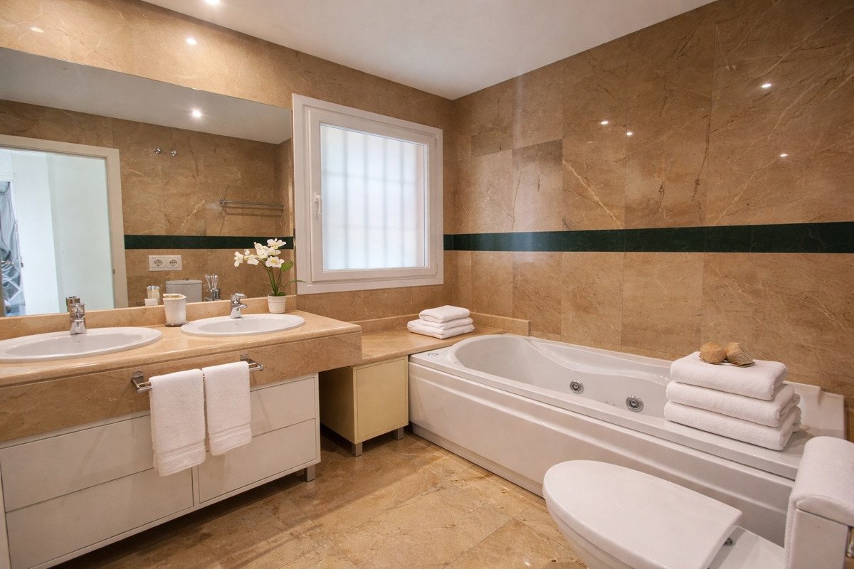 2 Bed Middle Floor Apartment in Nueva Andalucía