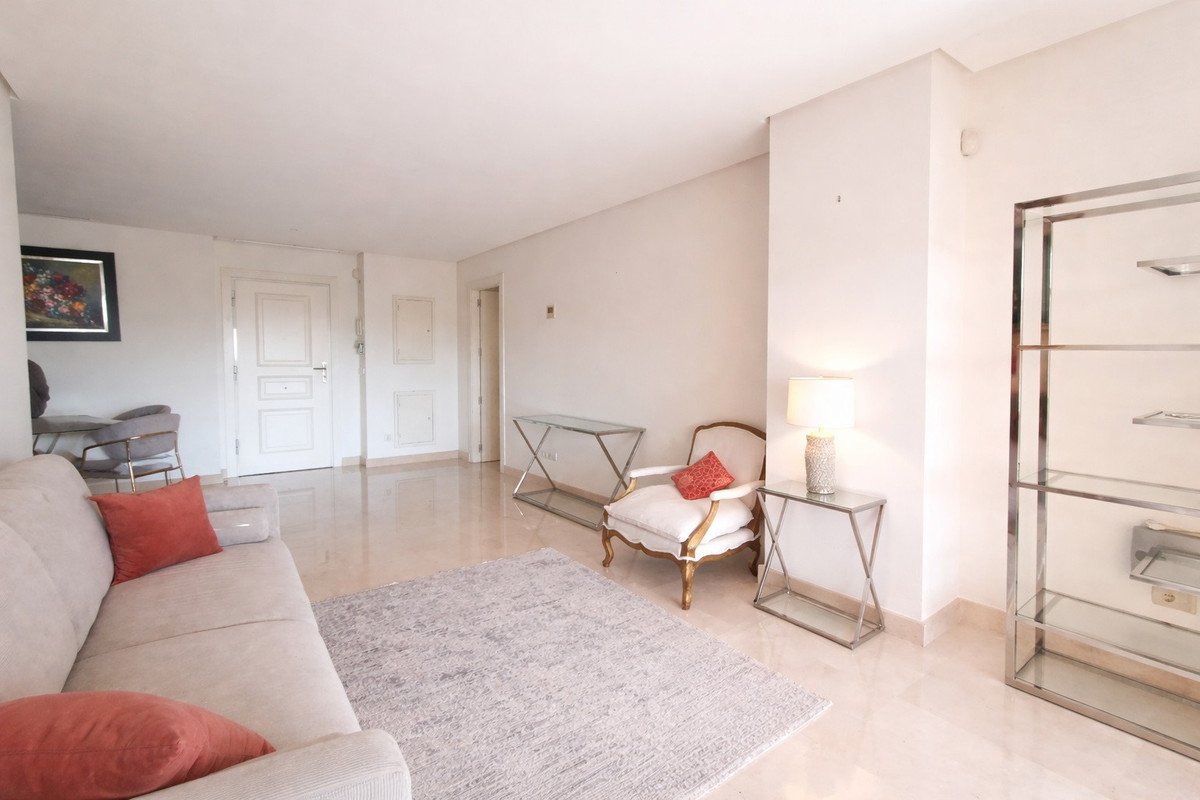2 Bed Middle Floor Apartment in Nueva Andalucía