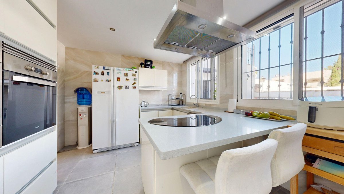 6 Bed Semi-Detached House in The Golden Mile