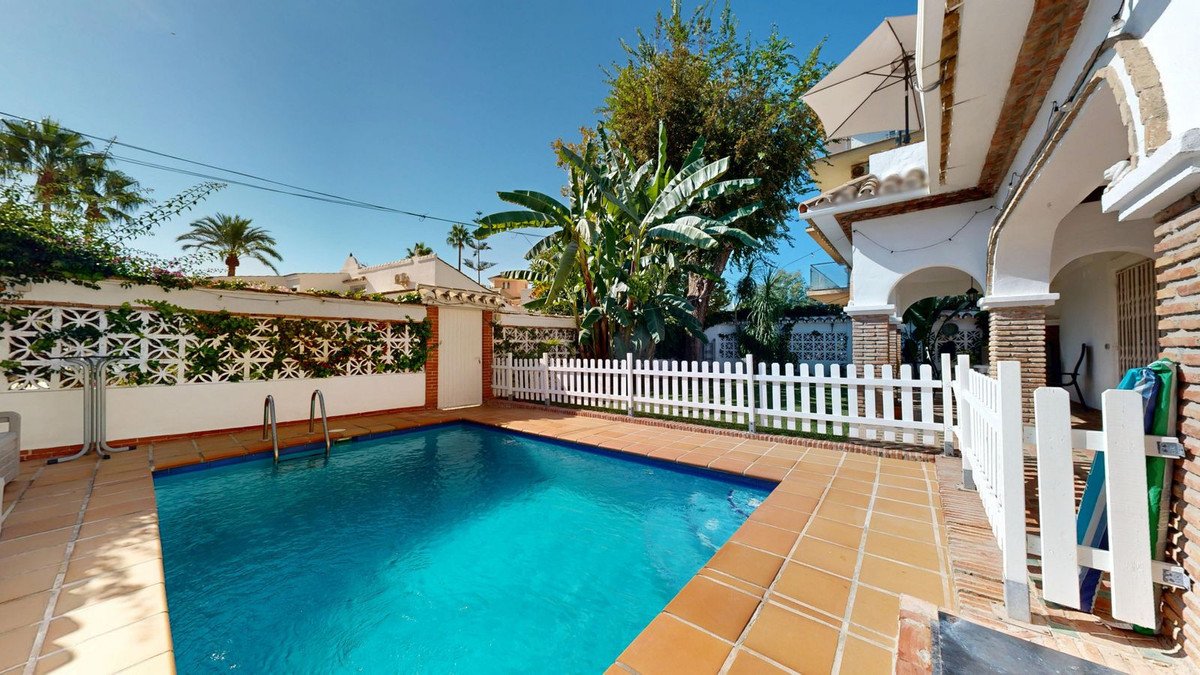 6 Bed Semi-Detached House in The Golden Mile