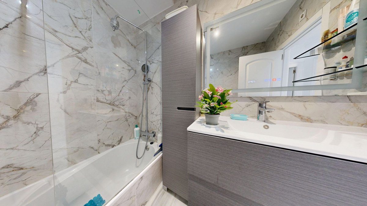 6 Bed Semi-Detached House in The Golden Mile