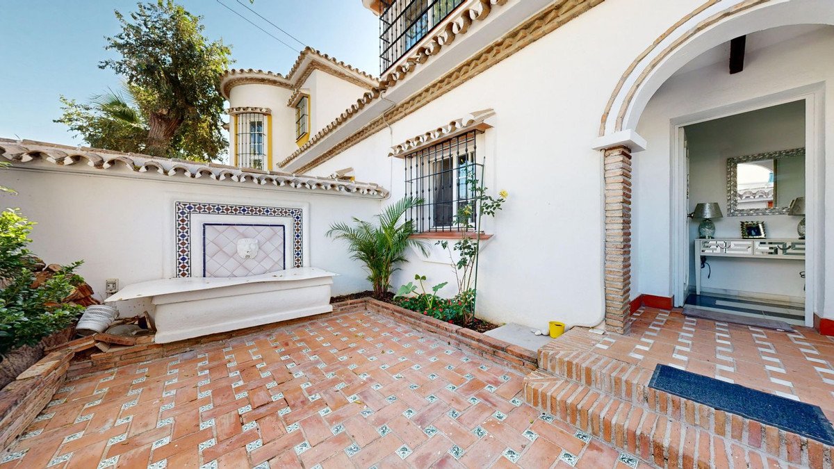6 Bed Semi-Detached House in The Golden Mile