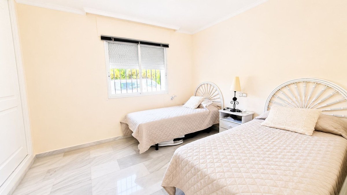 2 Bed Top Floor Apartment in La Duquesa